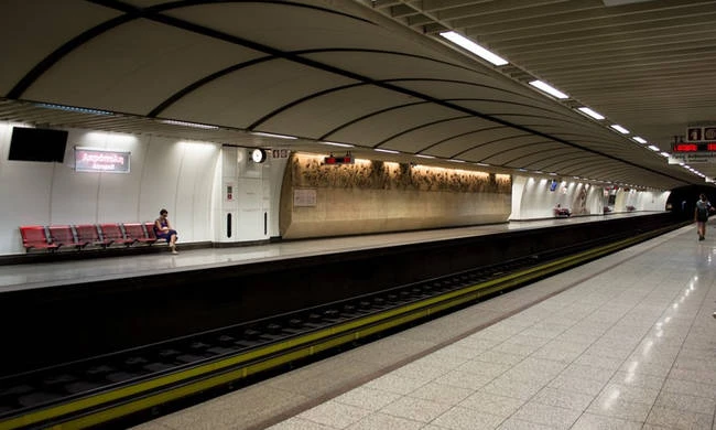 Βαριά τραυματισμένη στον Ερυθρό Σταυρό η γυναίκα που έπεσε στις γραμμές του Μετρό